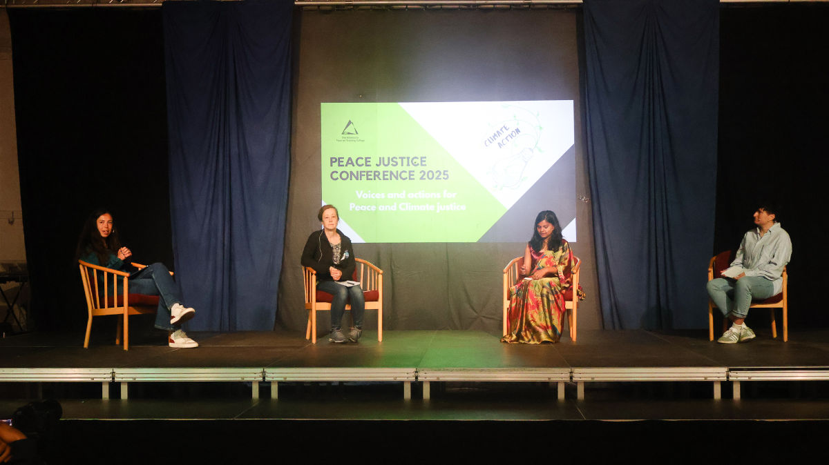 I salen var der udstillinger af kunstnere fra mange forskellige lande. Værkerne konfronterede emner som krig, fred, og klima problemer.